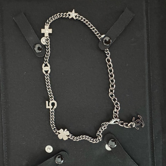 Chanel choker in ruthenium, silver, and crystal - Picture 8 of 16